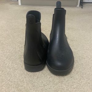 black rain boots